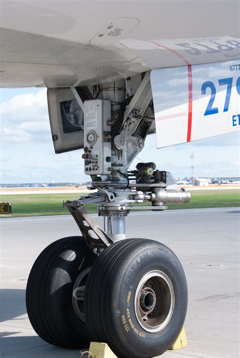 777 nose landing gear.